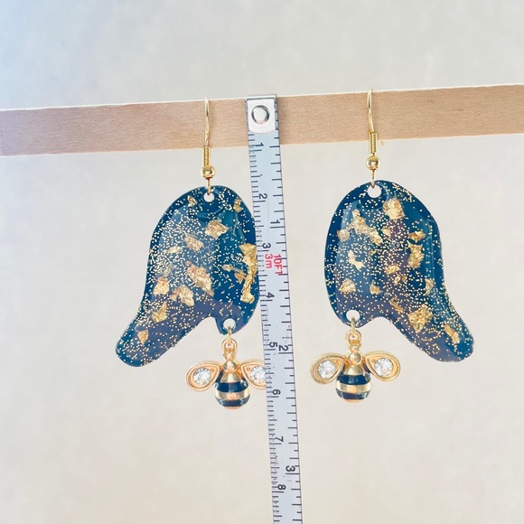 Bee dangle earrings - Picture 3 of 3